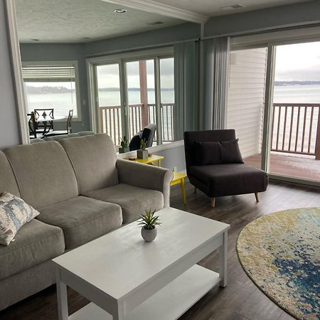 Beachside 216 With Pool Hot Tub And Private Deck Overlooking East Bay Traverse City Extérieur photo