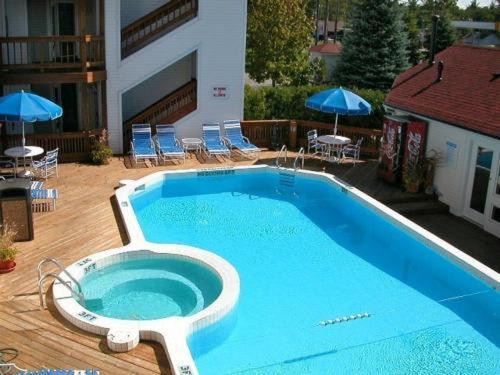 Beachside 216 With Pool Hot Tub And Private Deck Overlooking East Bay Traverse City Extérieur photo